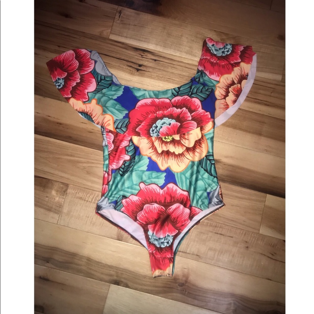 EUC Women’s off shoulder one piece swimsuit 👙✨